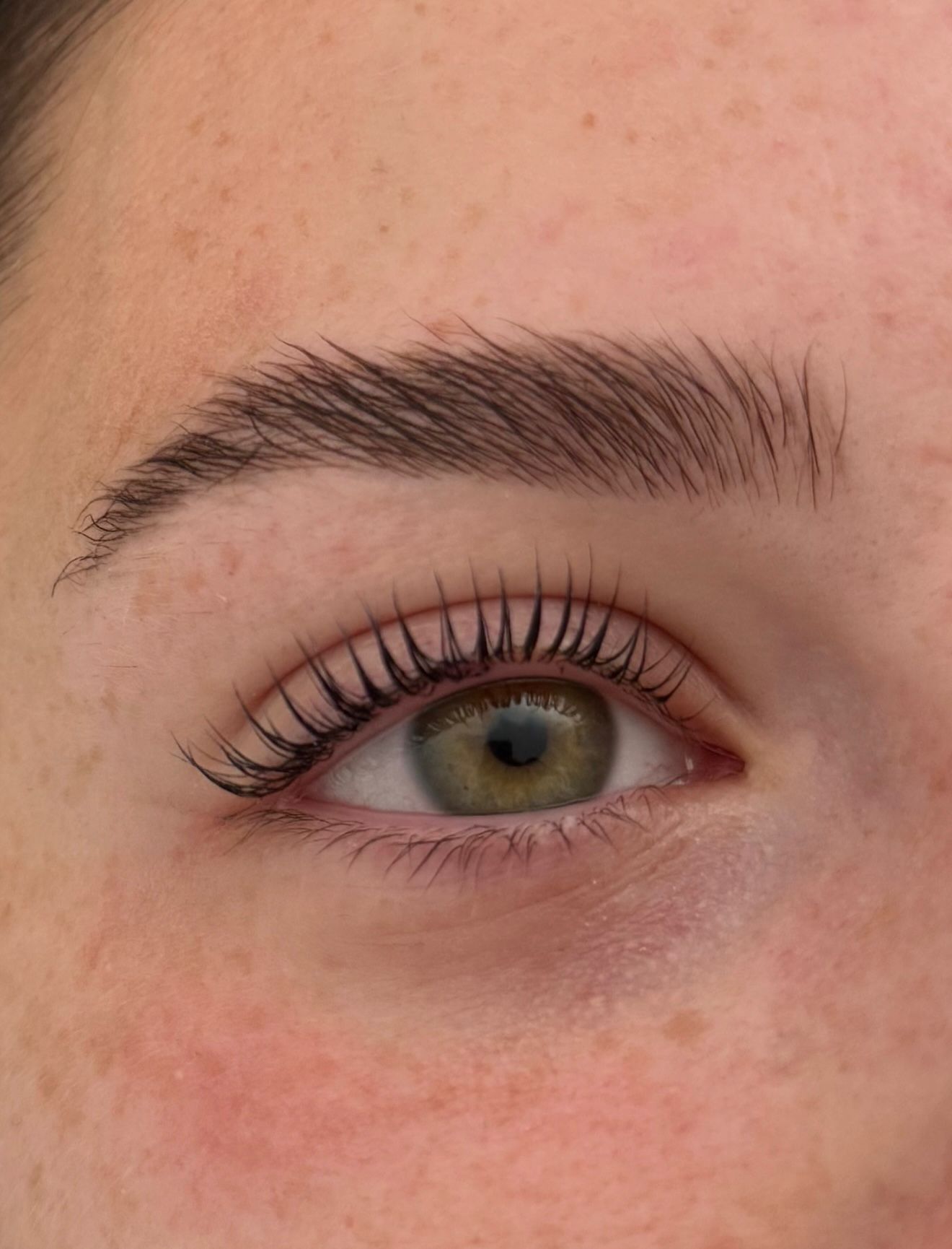Close-up lifted lashes and groomed brows